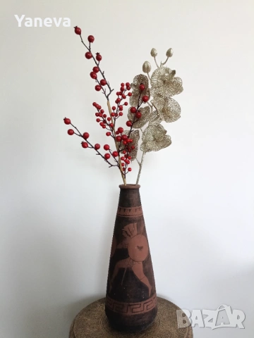 Ваза вдъхновена от античното изкуство в древногръцки стил с военни сцени. 