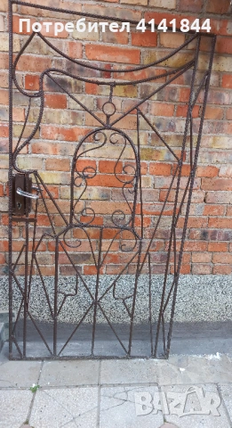 Железна входна дворна врата