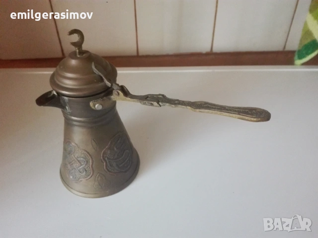 Медно джезве , поднос и стара попивателна.