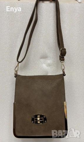 Дамска чанта за през рамо - кафява с метален обков