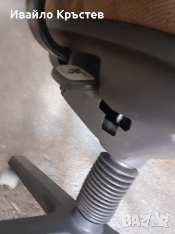 Продавам въртящ стол