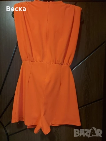 Оранжев дамски гащеризон с ефект „пола“ и гръцко деколте, снимка 3 - Гащеризони - 51383627