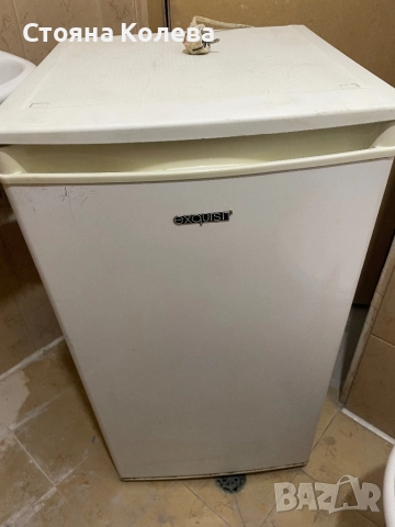 Малък свободностоящ хладилник