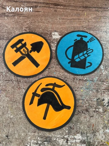 Отличителни знаци пожарникарски рисувани ръчно на картон 