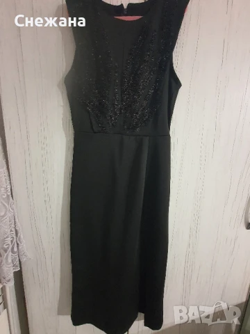 Черна елегантна рокля с декорация