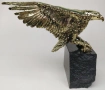 Бронзова пластика орел с поставка естествен камък черен гранит, снимка 2