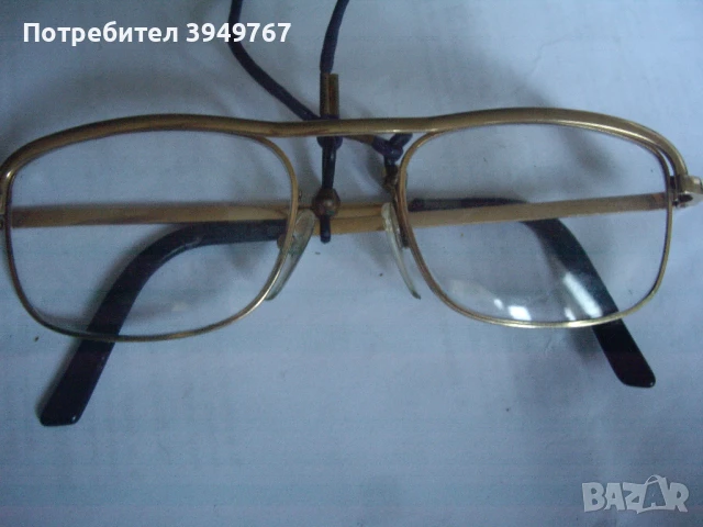Очила със златни рамки,маркирани.