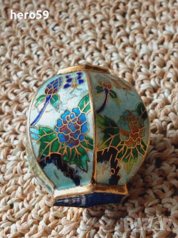Прекрасна китайската ваза(кутийка) с гилеше емайл, снимка 6 - Антикварни и старинни предмети - 45371707