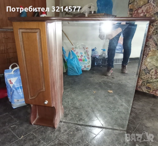 Шкафче за стена с голямо огледало