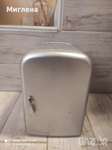 Мини хладилник на 12 и 200 волта