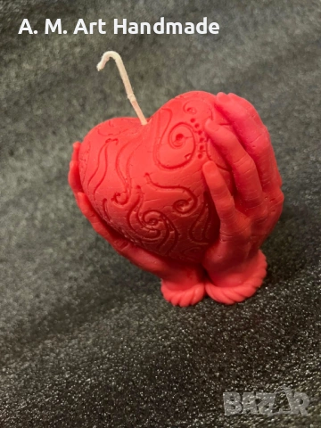 ❤️ „Сърце в длани“ – Ръчно изработена свещ от соев восък, снимка 4 - Романтични подаръци - 53384897