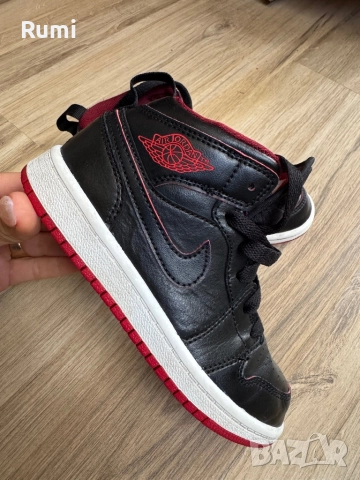 Оригинални детски кецове Air Jordan 1 Retro Mid! 29,5 н, снимка 2 - Детски маратонки - 52179707