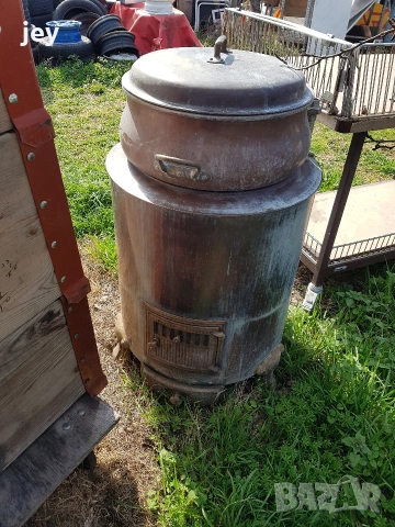 стар казан за варене на лавандула или рози