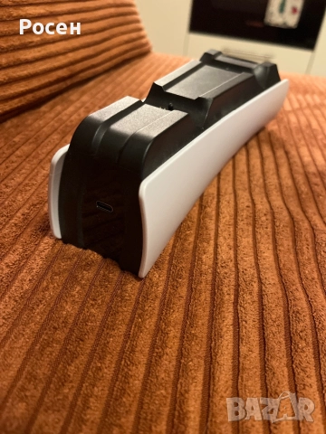 Докинг зарядна станция Spartan Gear - Dual Charging Dock Station (PS5), снимка 2 - Аксесоари - 52567355
