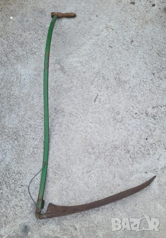 Ръчна коса с метална дръжка  автентична за работа или декорация