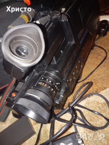 голяма видео камера GRUNDIG., снимка 2 - Камери - 52826694