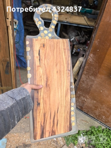 Дъска за мезета от ОРЕХ и епоксидна смола , снимка 2 - Аксесоари за кухня - 52909933