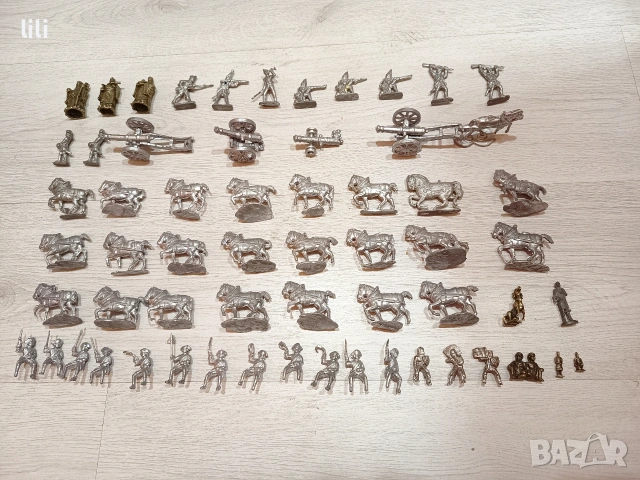 60 бр метални войници коне оръдия и др