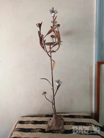 Паркетен флорален свещник