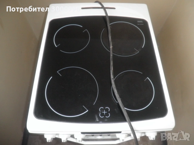 Продавам  готварска  печка  с  керамични  котлони  .