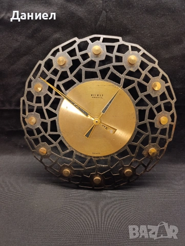 Стар метален стенен часовник