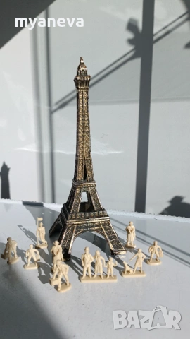 Vintage, метална статуетка на Айфеловата кула. 