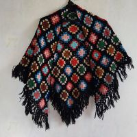 Винтидж ръчно плетен шал, многоцветен върху черна основа, флорален мотив, с ресни, триъгълен, снимка 3 - Шалове - 45521572