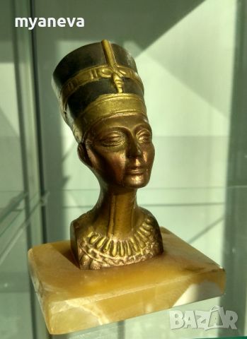 Метална статуетка на египетската кралица Нефертити. Детайлен бюст върху камък. , снимка 7 - Статуетки - 45305116
