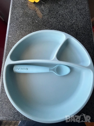 Предлагам силиконова чинийка на Minikoioi и лъжичка, снимка 2 - Прибори, съдове, шишета и биберони - 53799735