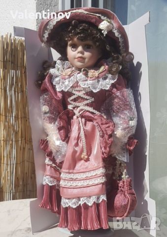 Старинна порцеланова колекционерска кукла със стойка 