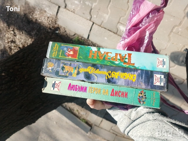 3 броя видеокасети 1.видеокасета тарзан,2 видеокасета скуби-ду,3 любими герои на Дисни