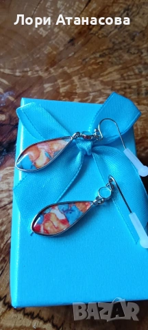 Добавете фин блясък към своята визия със стилните висящи обеци с елегантната капковидна форма, снимка 4 - Обеци - 54000220