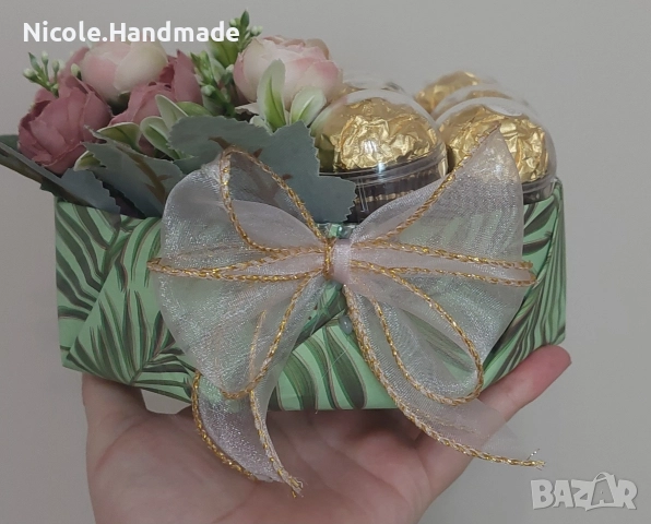 кутия с бонбони и цветя