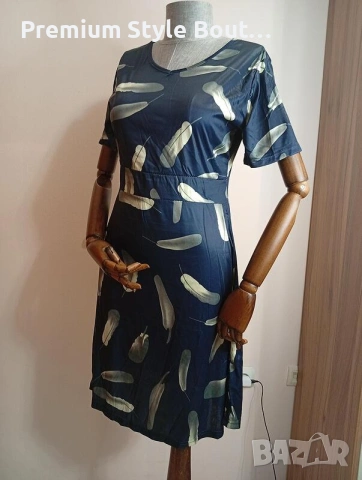 Тъмносиня дамска рокля с артистичен принт – комфорт с характер, снимка 3 - Рокли - 53657923