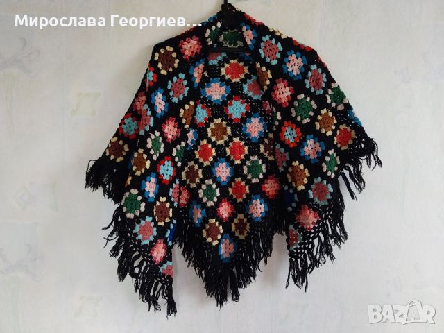 Винтидж ръчно плетен шал, многоцветен върху черна основа, флорален мотив, с ресни, триъгълен, снимка 3 - Шалове - 45521572