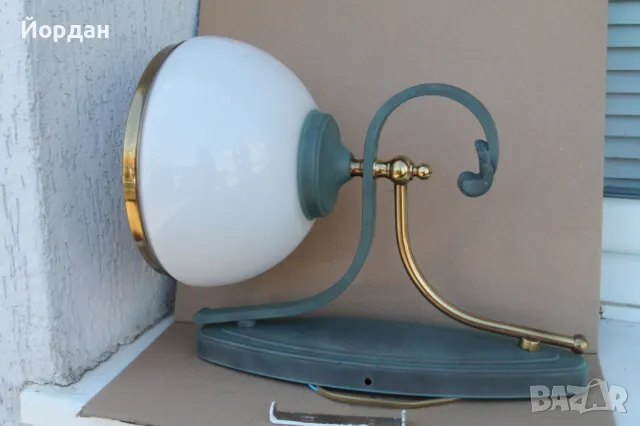 Аплик лампа за стена 