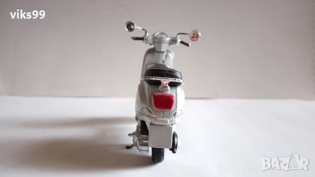 Скутер Vespa LX 125 Scooter 2005 Maisto 1:18, снимка 3 - Колекции - 47517605