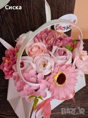 Кокетната дамска чанта с микс сапунени цветя от пластичен сапун в розово и пепел от рози, снимка 4 - Подаръци за жени - 50499499