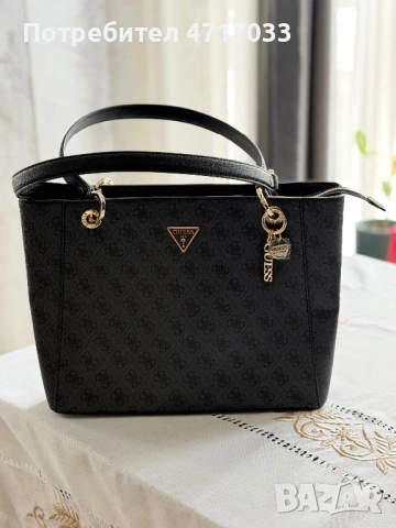 Дамска чанта на Guess