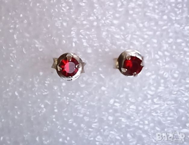 Сребърни обеци с рубинено червен камък., снимка 1 - Обеци - 45805883
