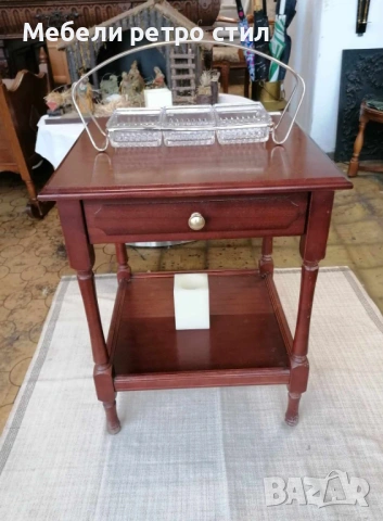 Стилна помощна масичка от масивно дърво в класически тъмен цвят. Разполага с удобно чекмедже., снимка 6 - Шкафове - 53465645