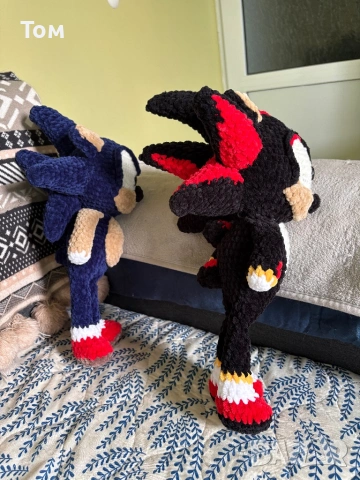 Ръчно изплетени играчки Соник и Шадоу, снимка 2 - Плюшени играчки - 54177889