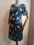 Тъмносиня дамска рокля с артистичен принт – комфорт с характер, снимка 3