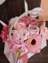 Кокетната дамска чанта с микс сапунени цветя от пластичен сапун в розово и пепел от рози, снимка 4