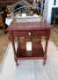 Стилна помощна масичка от масивно дърво в класически тъмен цвят. Разполага с удобно чекмедже., снимка 6