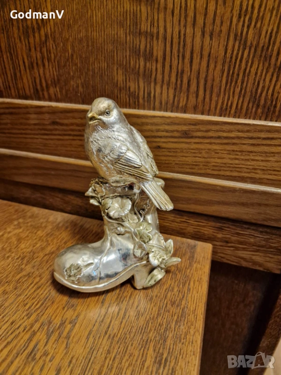 Декоративна статуетка „Птиче върху ботуш“, снимка 1