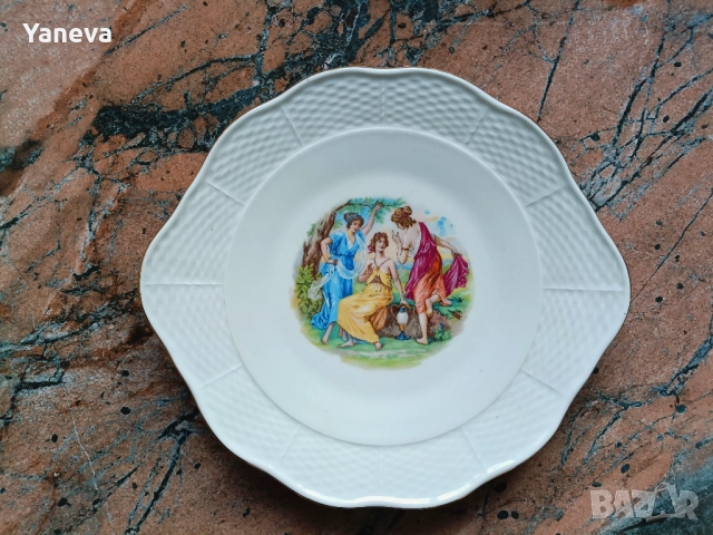 Порцеланова чиния от Чехия с трите грации. 