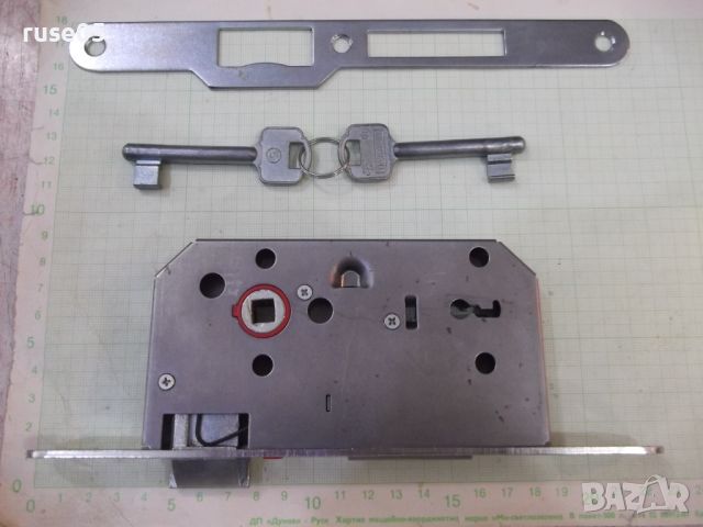 Брава обикновенна за врата с два ключа нова, снимка 1 - Железария - 46717237