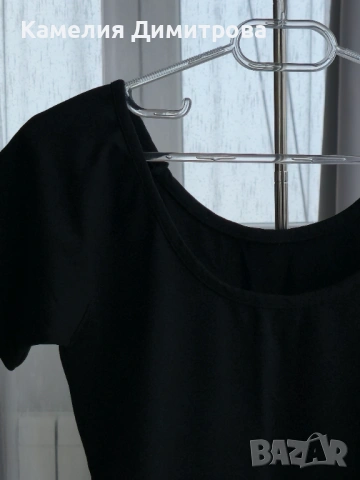 Черна къса блуза с къс ръкав и обло деколте, снимка 2 - Тениски - 53286447
