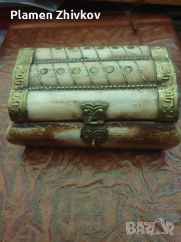 костена инкрустирана кутия  облицована със син бархет